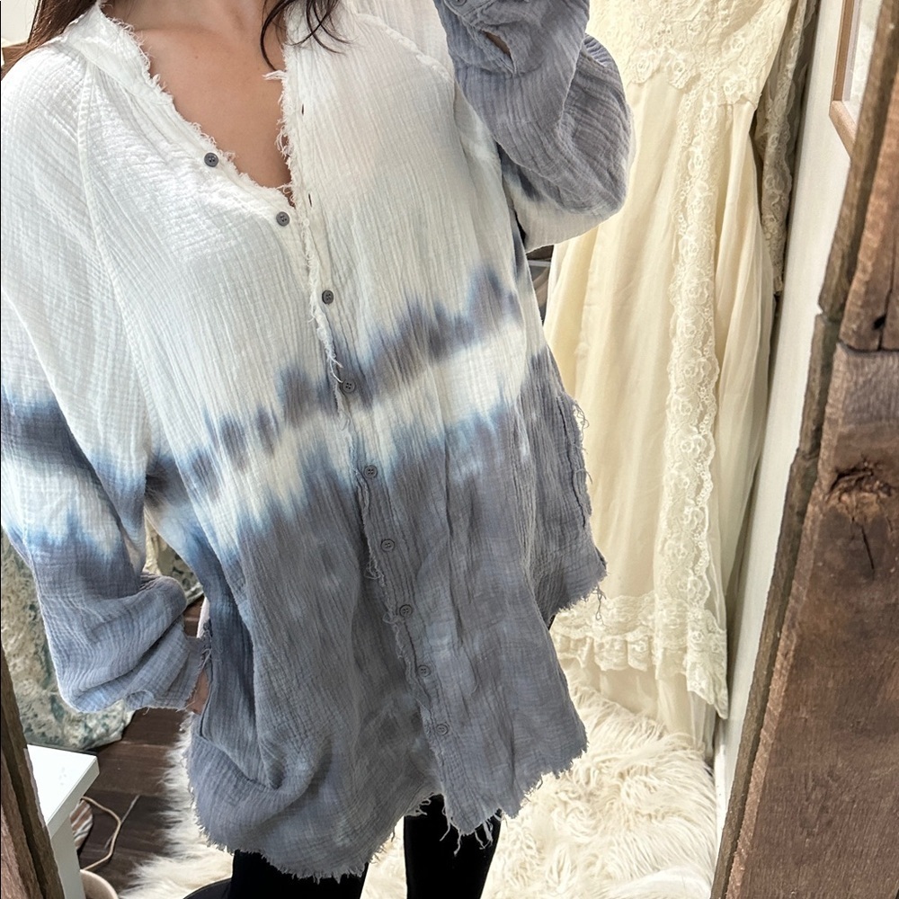 FANTASTIC FAWN Women's Blue & White ombré Button-Up Top size medium oversized w - Picture 4 of 7